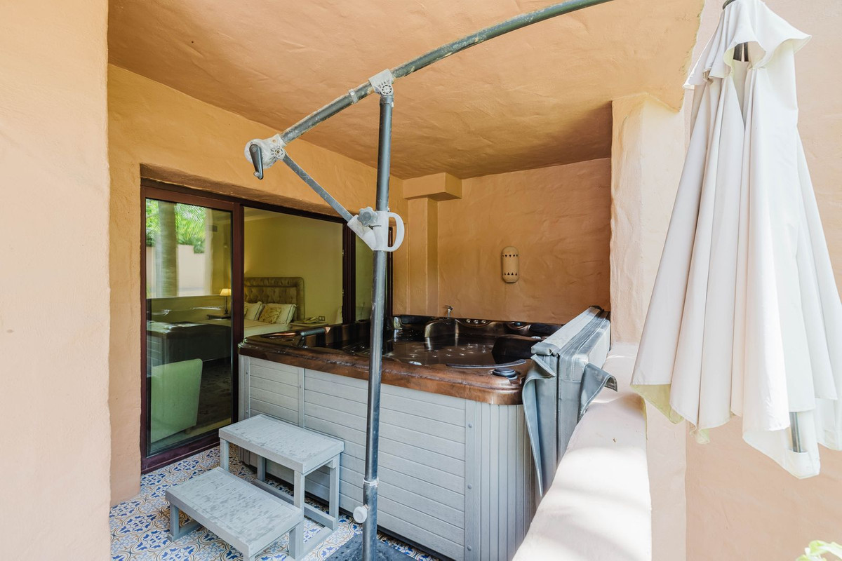 2 Bedroom Apartment in Estepona - Photo 17