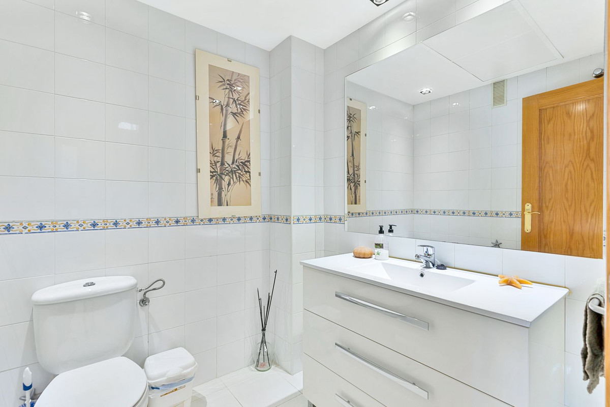 3 Bedroom Penthouse in Estepona - Photo 6