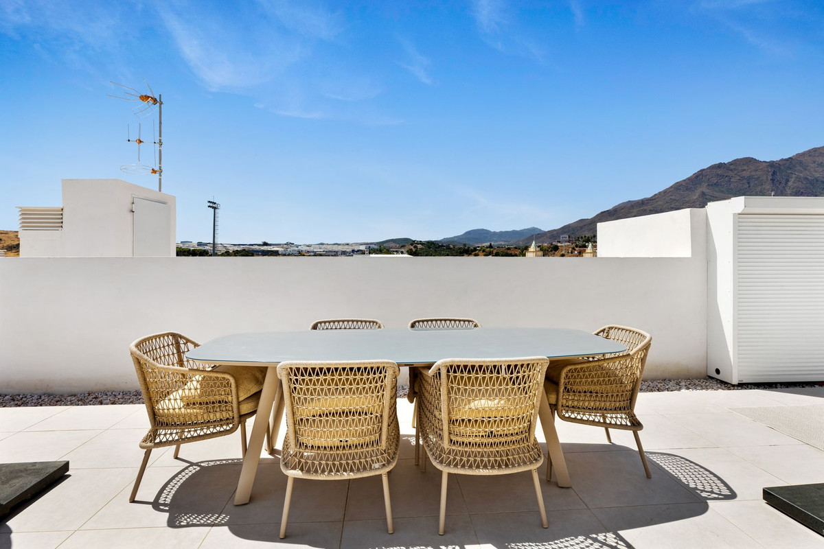 2 Bedroom Penthouse in Estepona - Photo 28