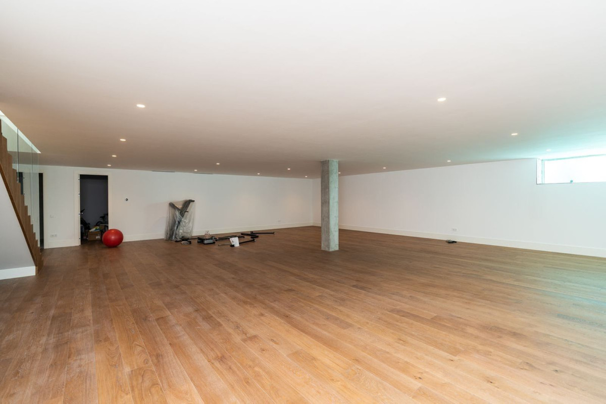 6 Bedroom Villa in Marbella - Photo 21