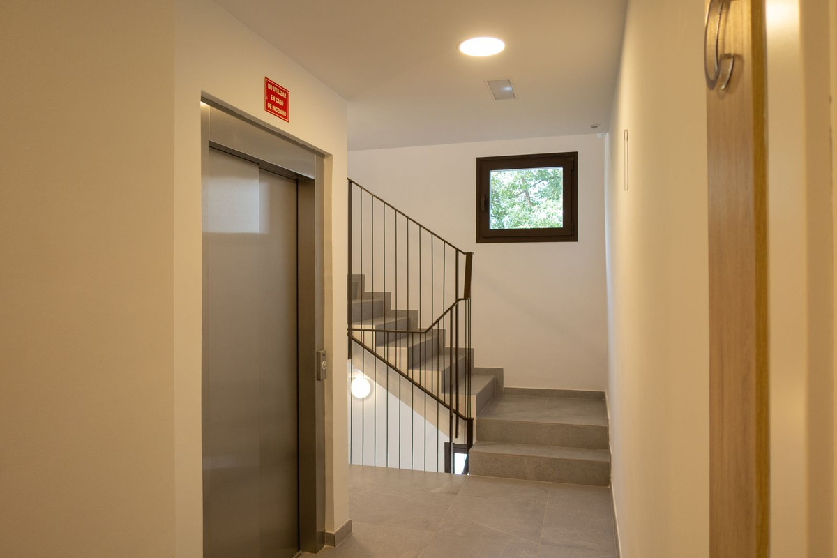 2 Bedroom Apartment in Estepona - Photo 31