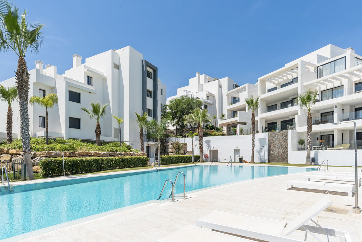 2 Bedroom Apartment in Estepona - Photo 3