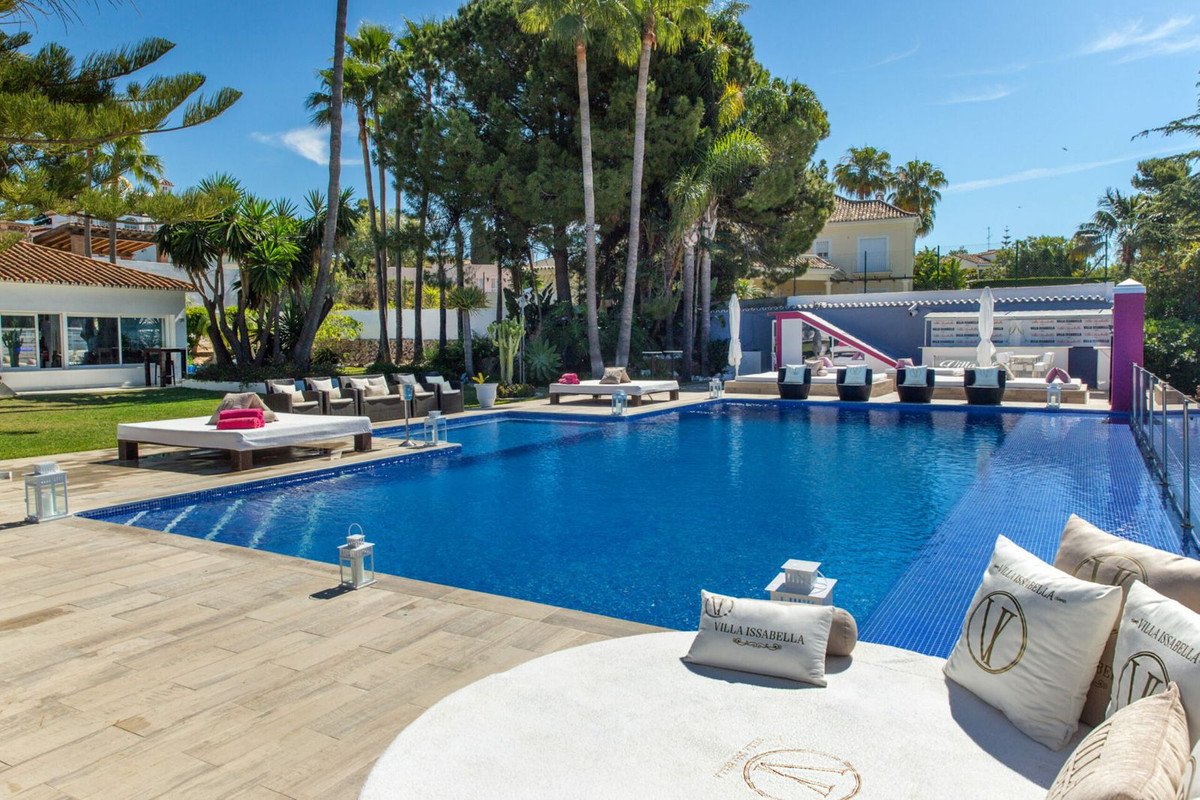 8 Bedroom Villa in Marbella - Photo 2
