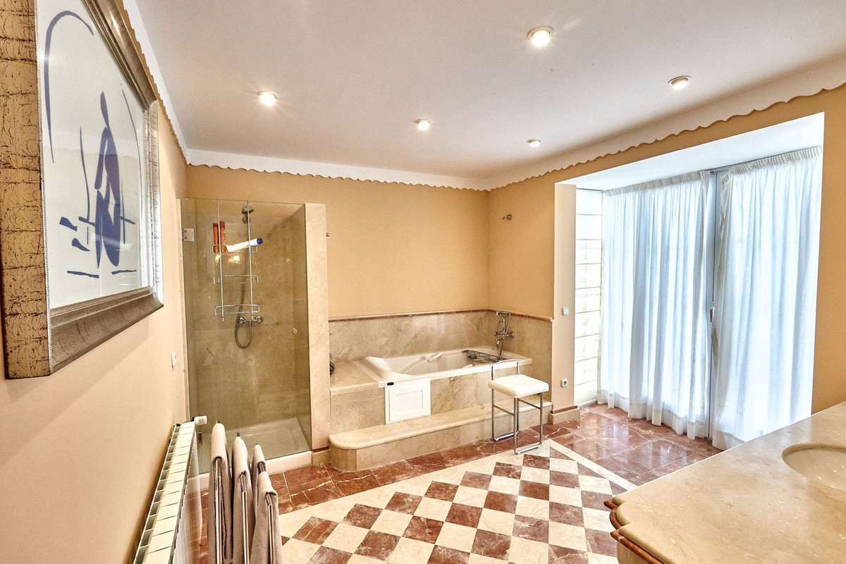 7 Bedroom Villa in San Pedro de Alcántara - Photo 17