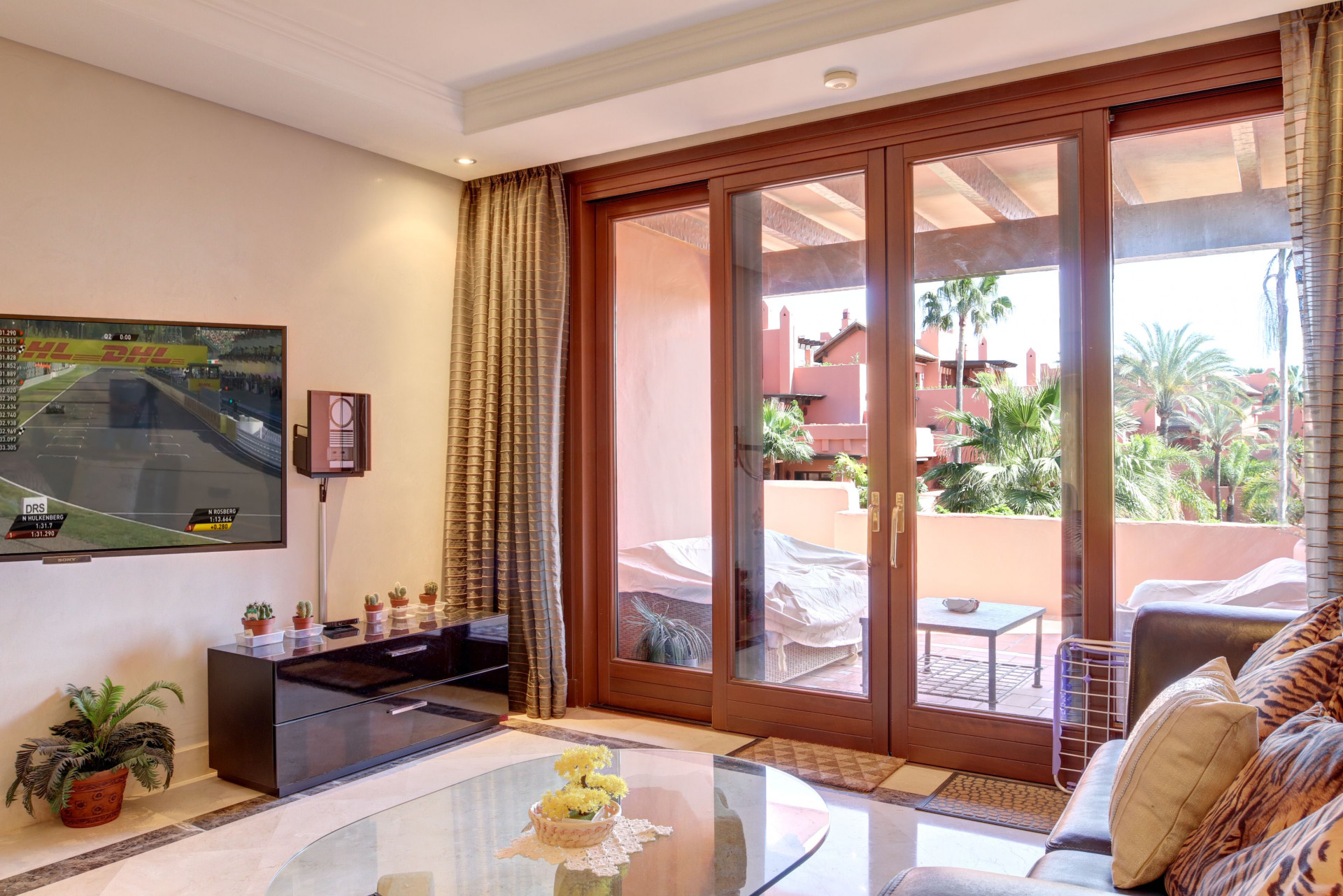 2 Bedroom Apartment in Estepona - Photo 4