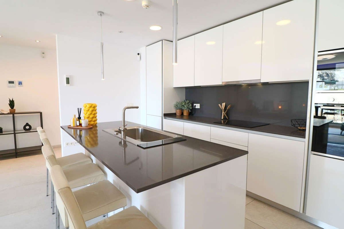 3 Bedroom Penthouse in Benahavís - Photo 3