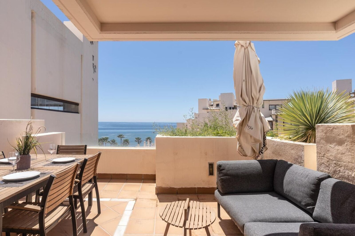 2 Bedroom Penthouse in Estepona - Photo 4