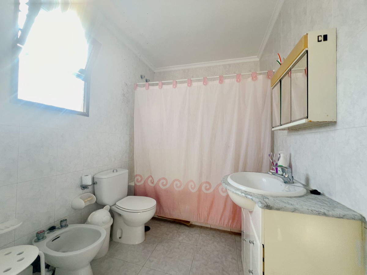 4 Bedroom Townhouse in Coín - Photo 14