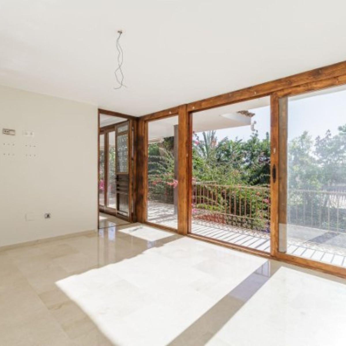 8 Bedroom Villa in Marbella - Photo 4