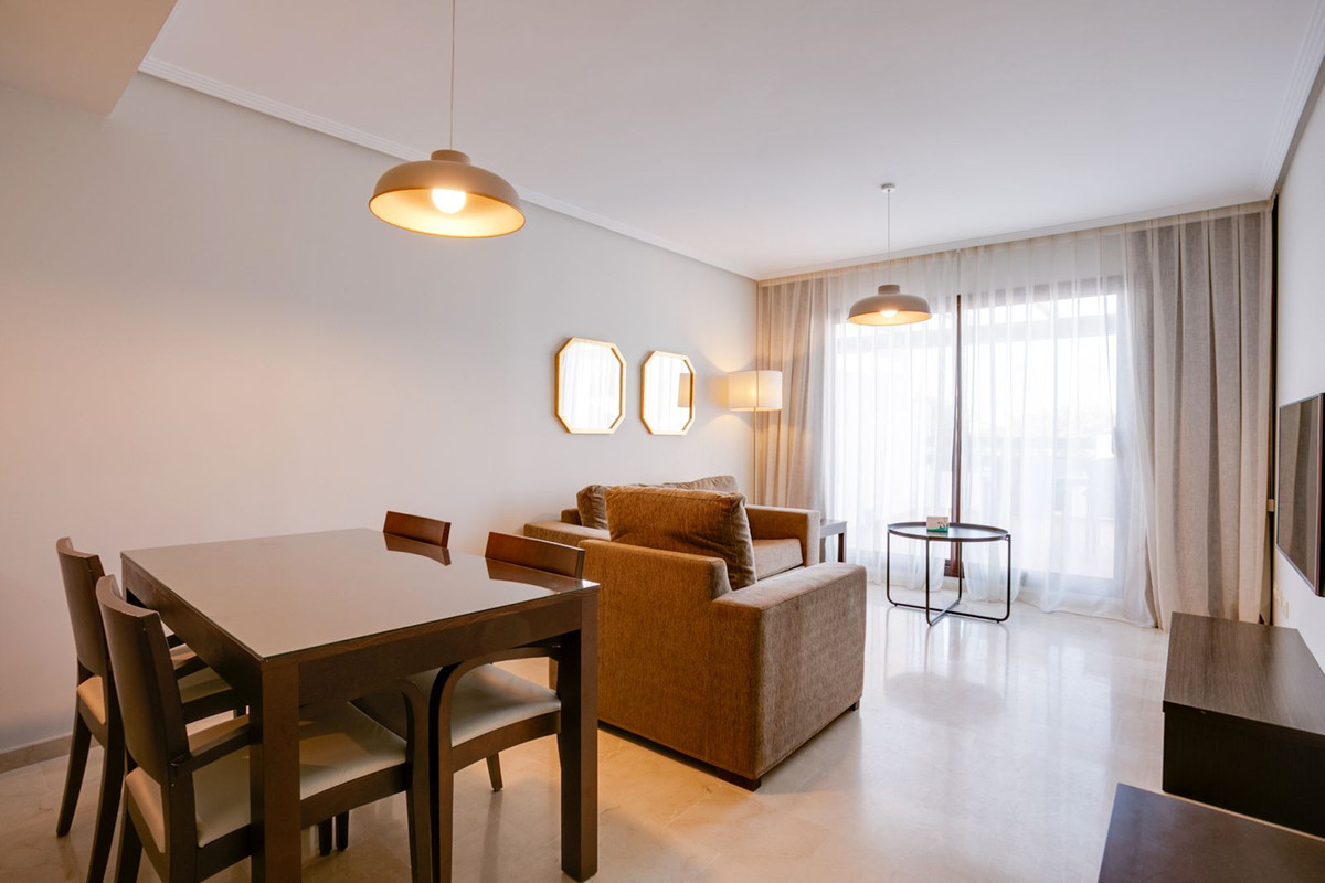 2 Bedroom Apartment in Estepona - Photo 4