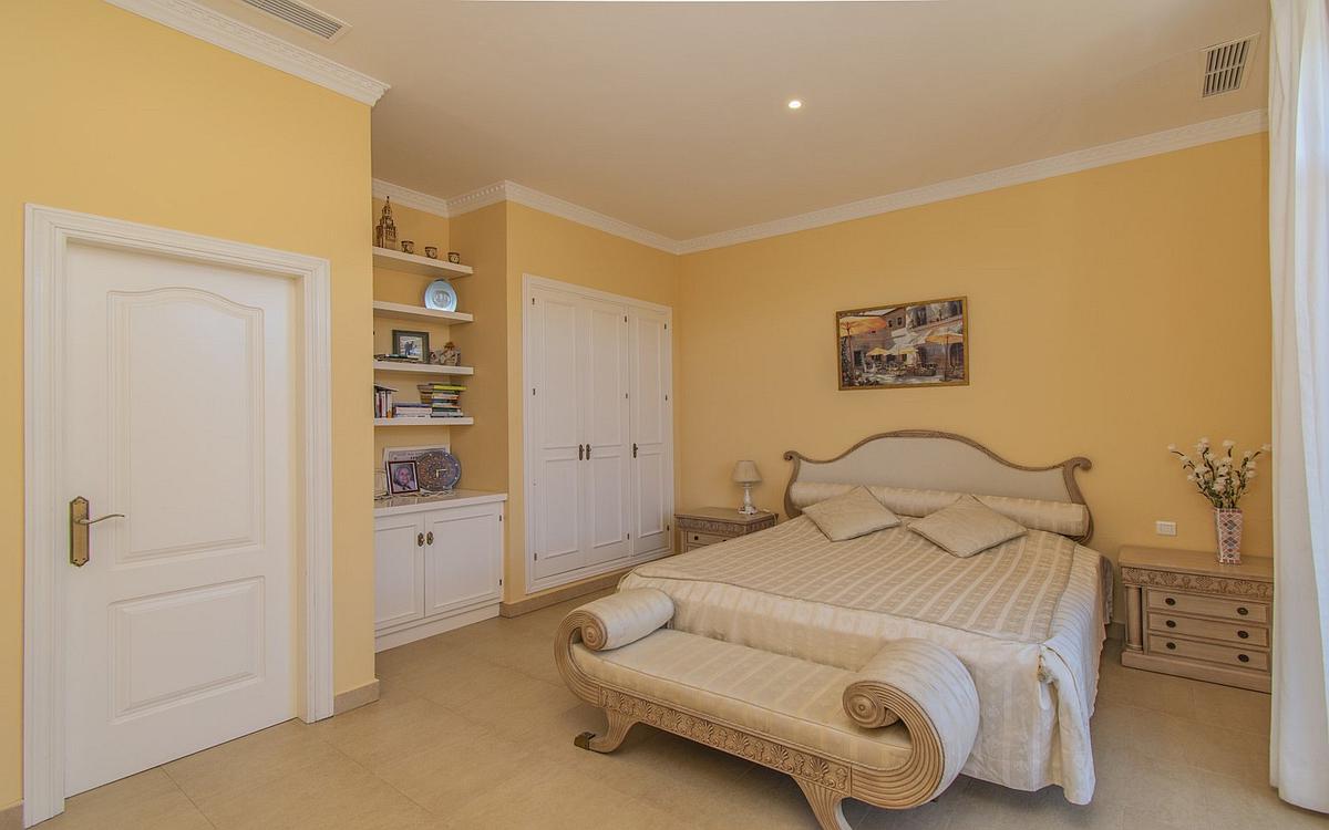7 Bedroom Villa in Estepona - Photo 13
