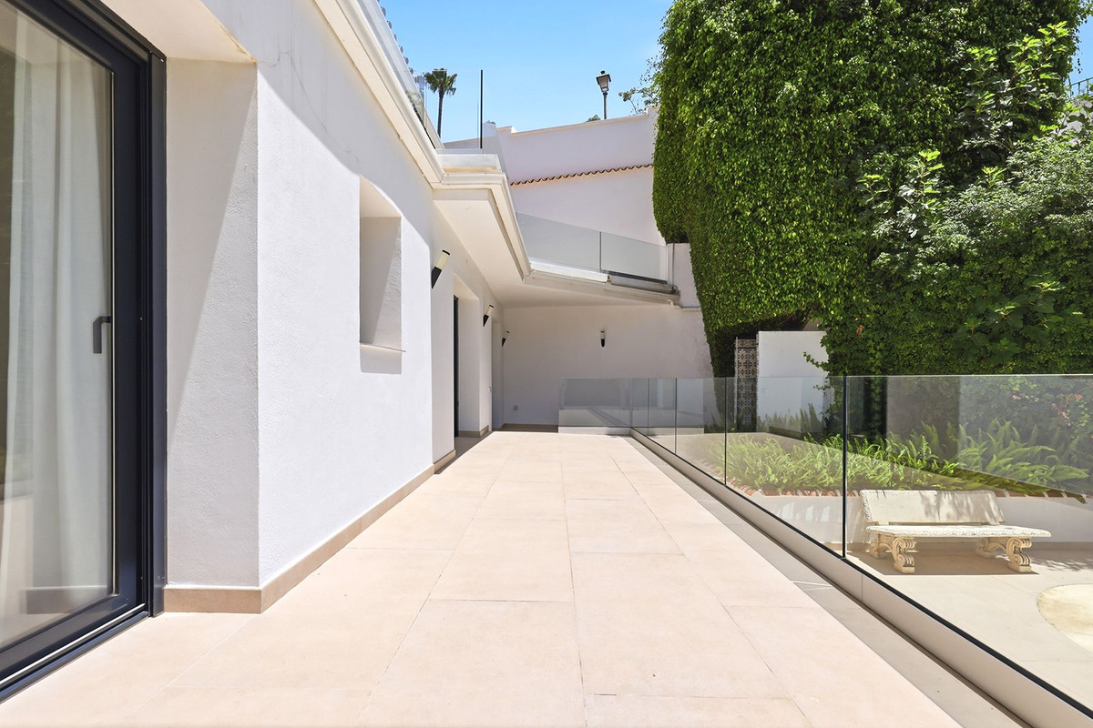 4 Bedroom Villa in Marbella - Photo 62