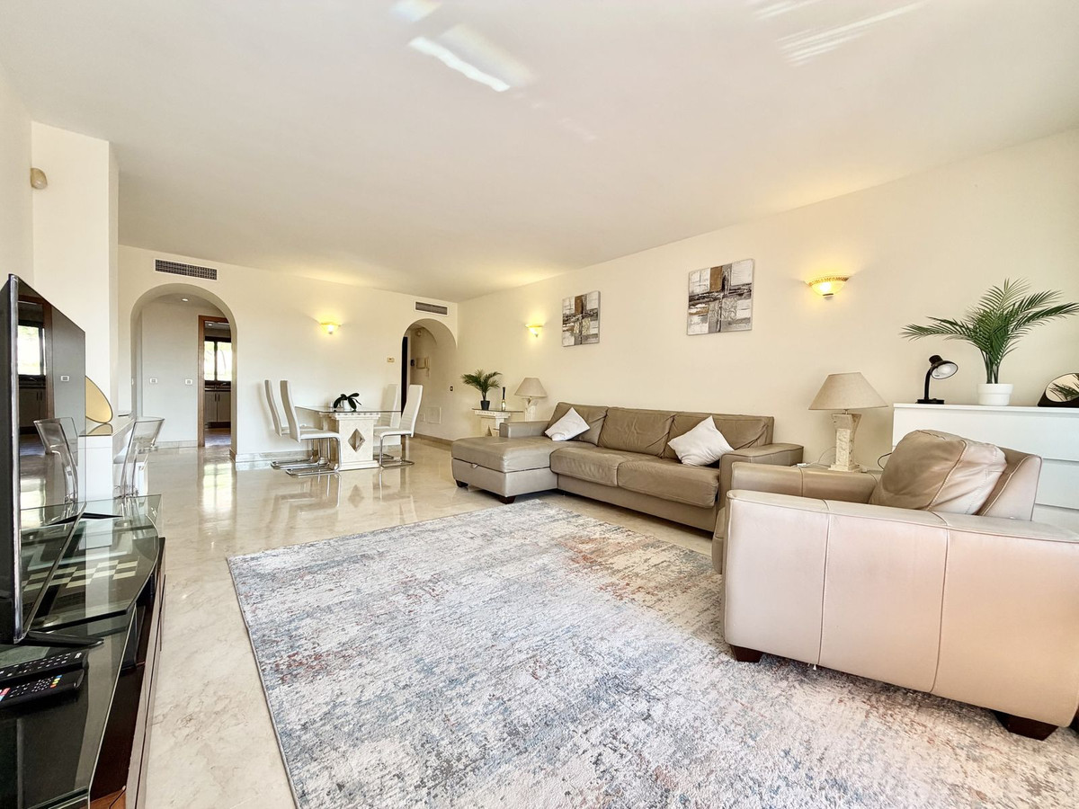 2 Bedroom Apartment in Benahavís - Photo 2