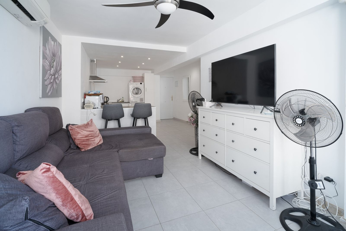 1 Bedroom Apartment in Benalmádena - Photo 2