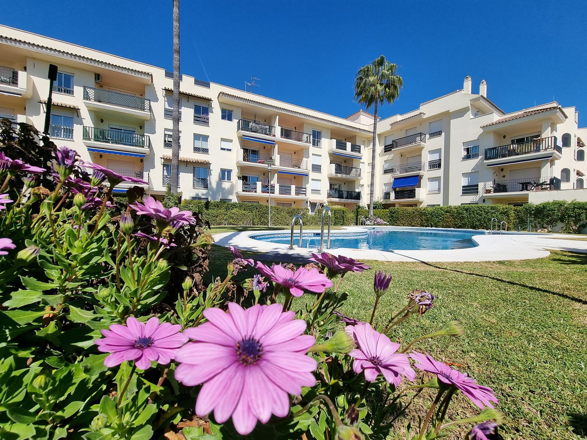 1 Bedroom Apartment in Marbella - Photo 2
