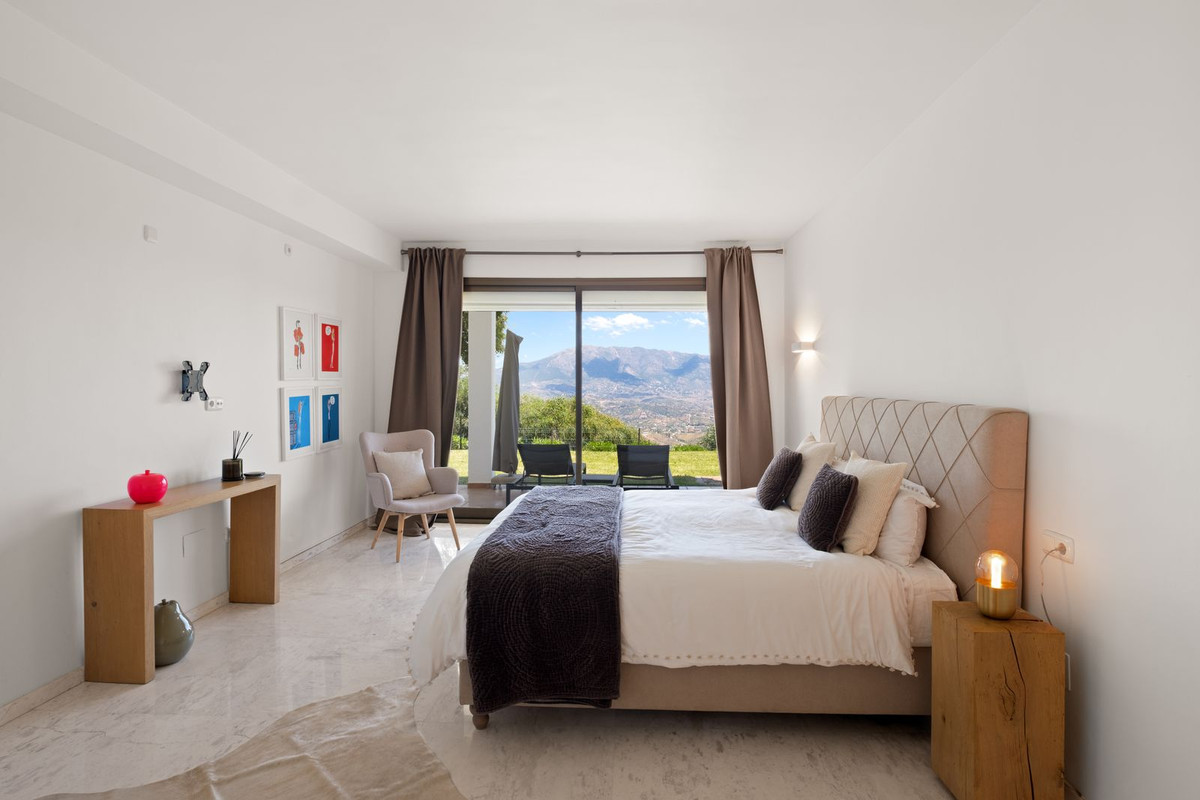2 Bedroom Apartment in Marbella - Photo 19