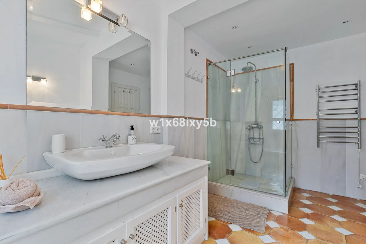 5 Bedroom Villa in San Pedro de Alcántara - Photo 23