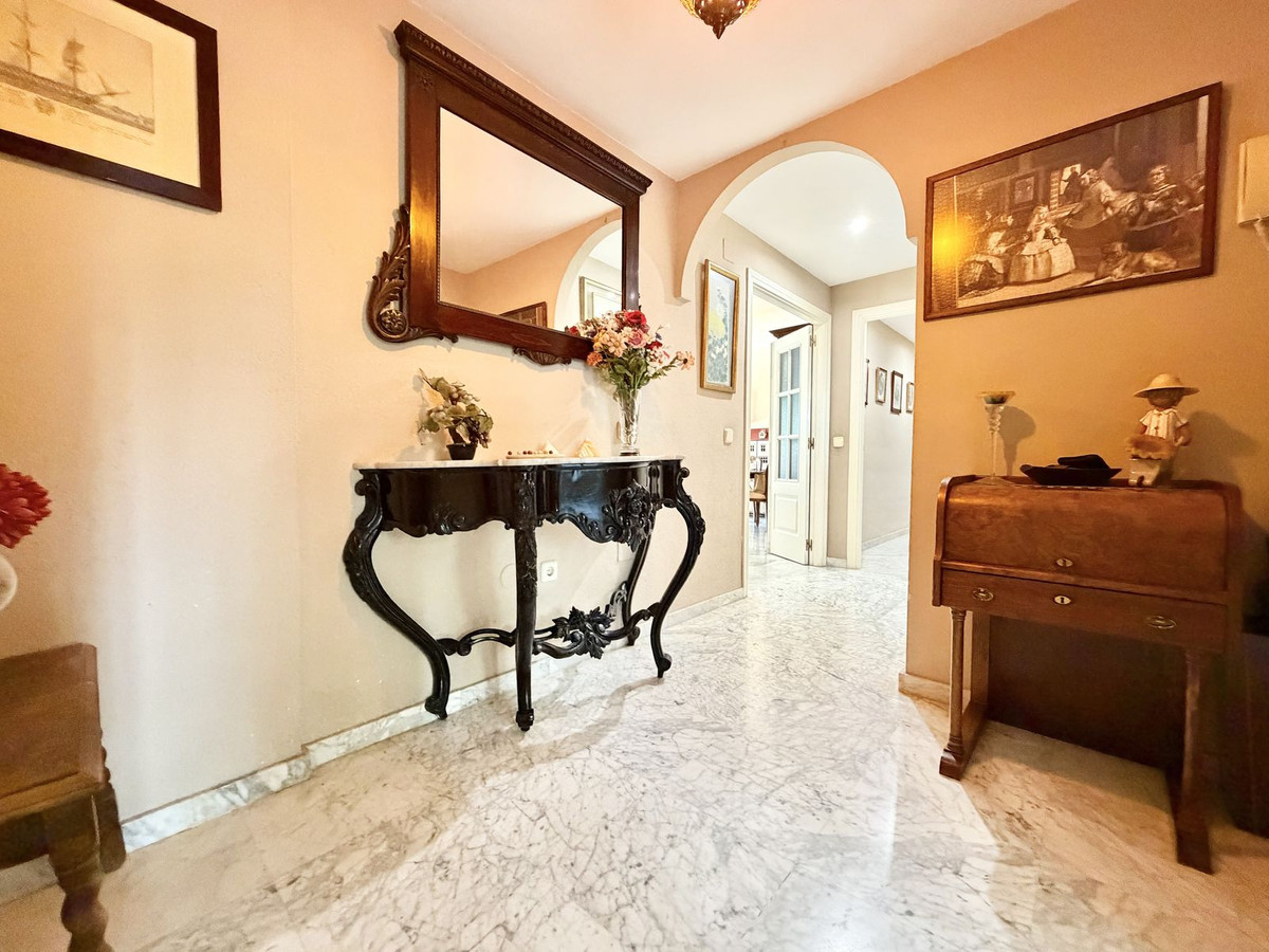 4 Bedroom Apartment in Marbella - Photo 23