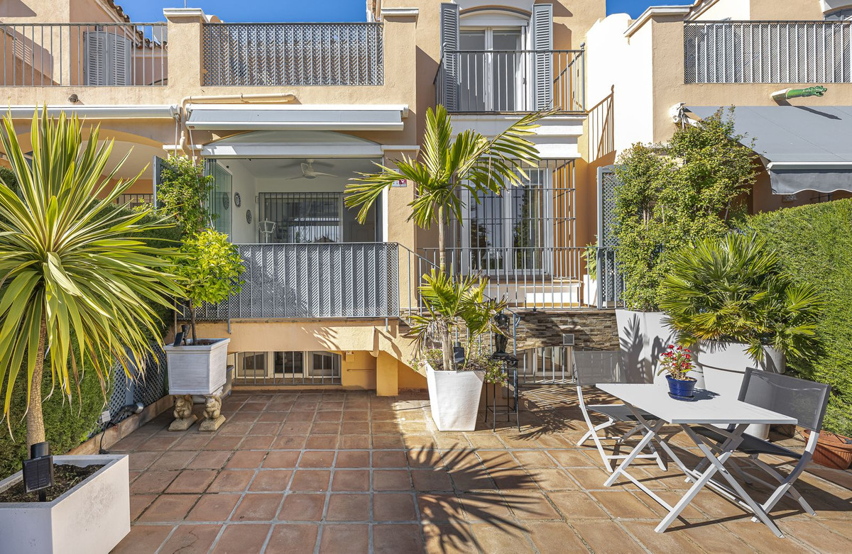 3 Bedroom Townhouse in Marbella - Photo 3