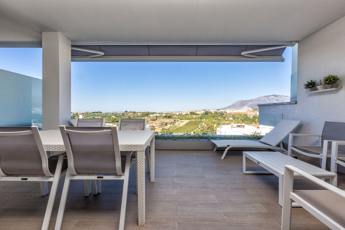 2 Bedroom Apartment in Estepona - Photo 3