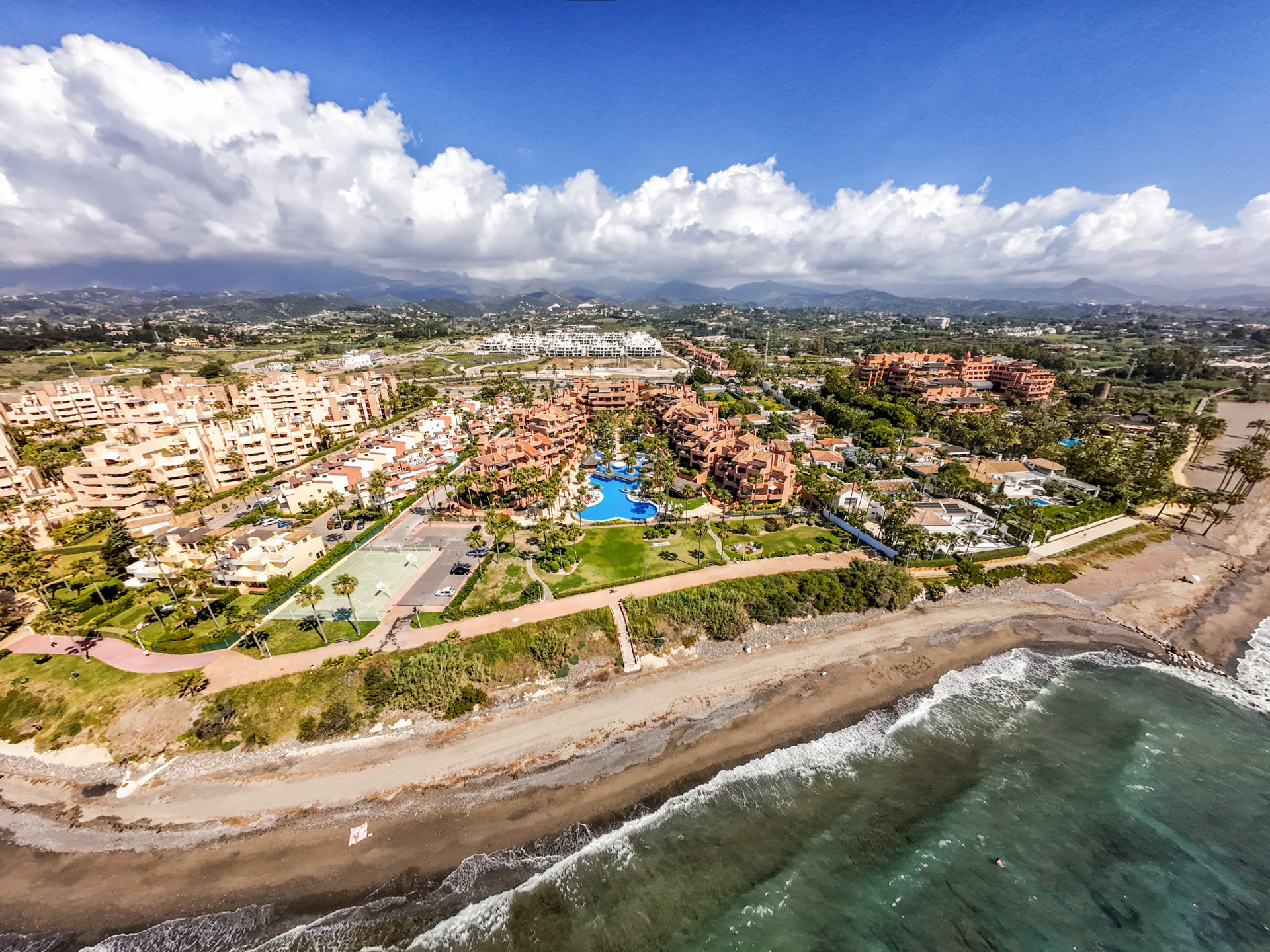 3 Bedroom Apartment in Estepona - Photo 2