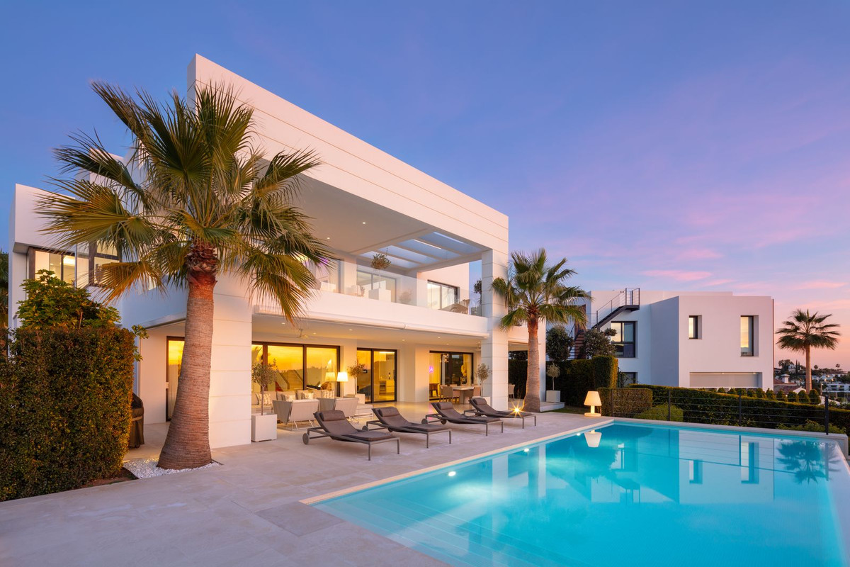 Villa in Nueva Andalucia