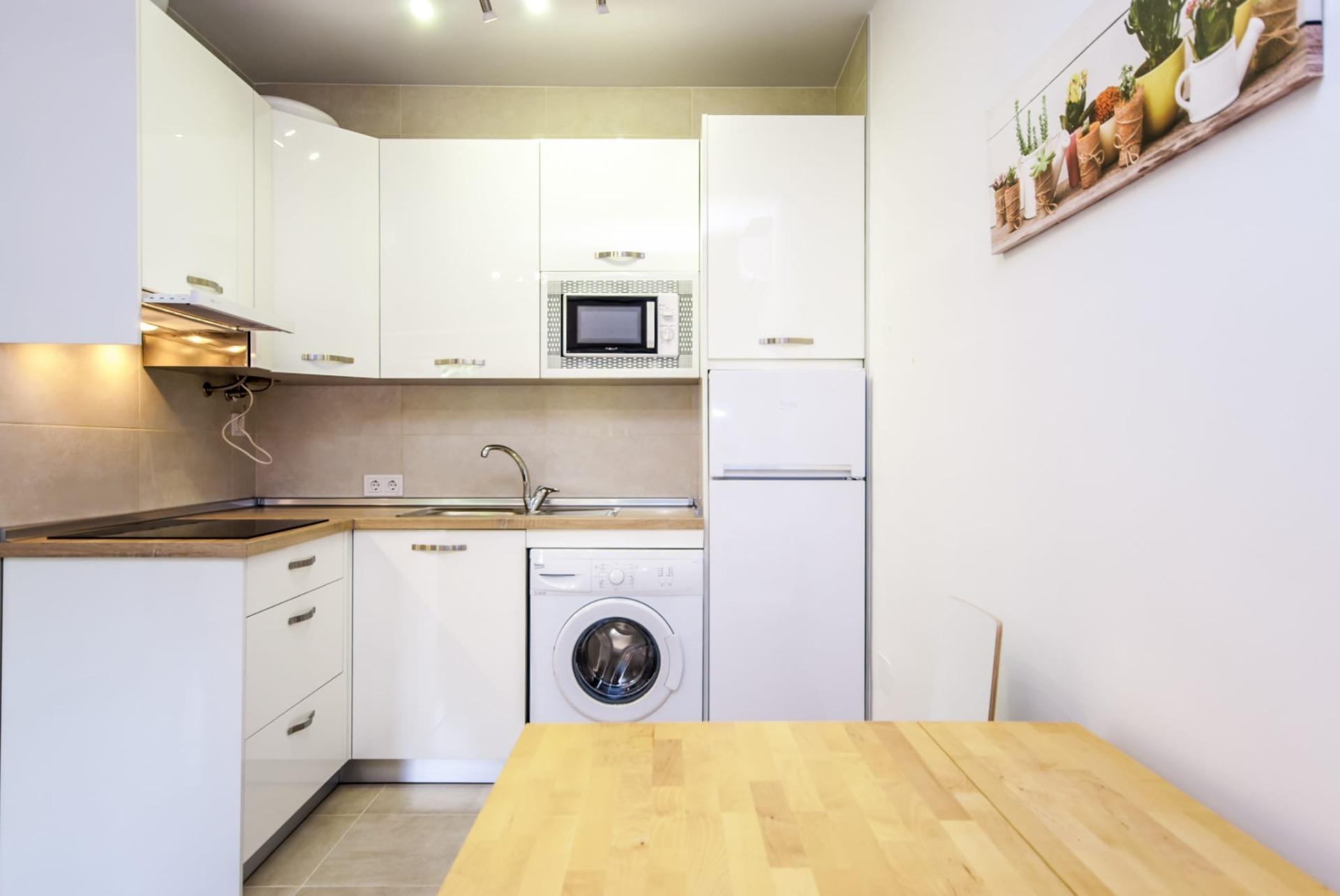 2 Bedroom Apartment in Fuengirola - Photo 2