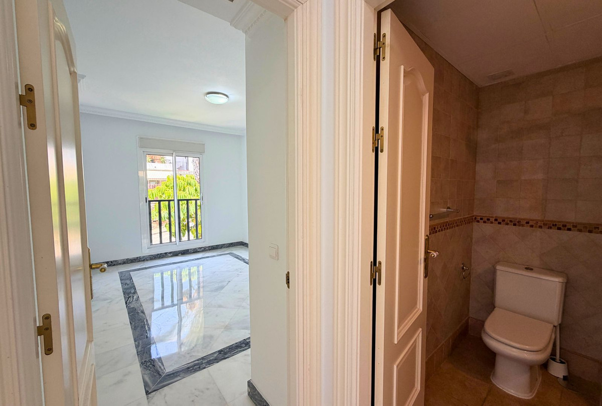 Piso de 2 dormitorios con piscina en Málaga – Foto 27