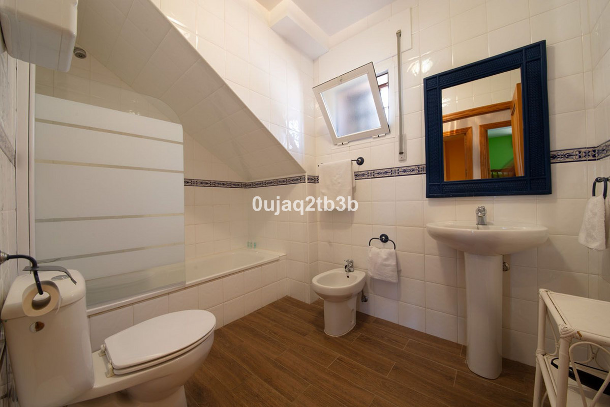 6 Bedroom Villa in Estepona - Photo 15