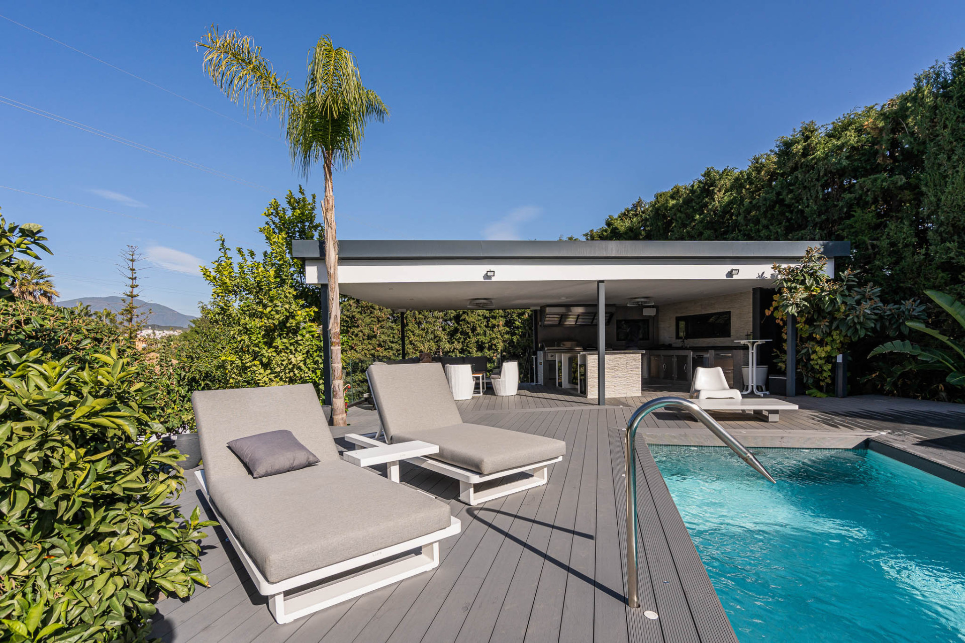 8 Bedroom Villa in Marbella - Photo 3