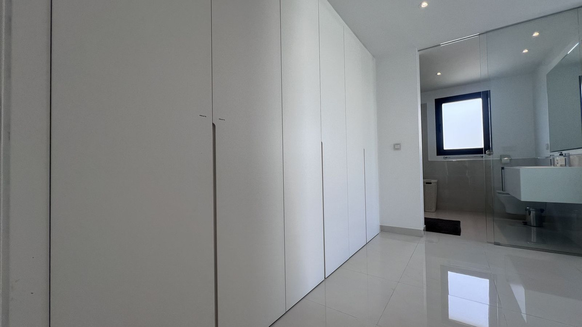 3 Bedroom Penthouse in Estepona - Photo 15