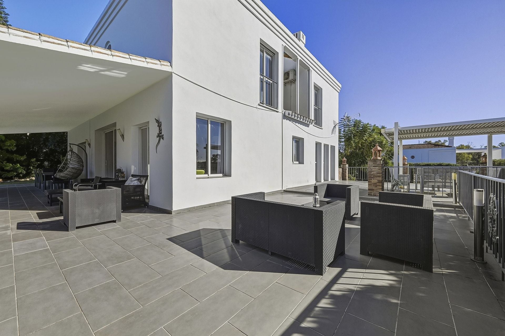 8 Bedroom Villa in Marbella - Photo 3