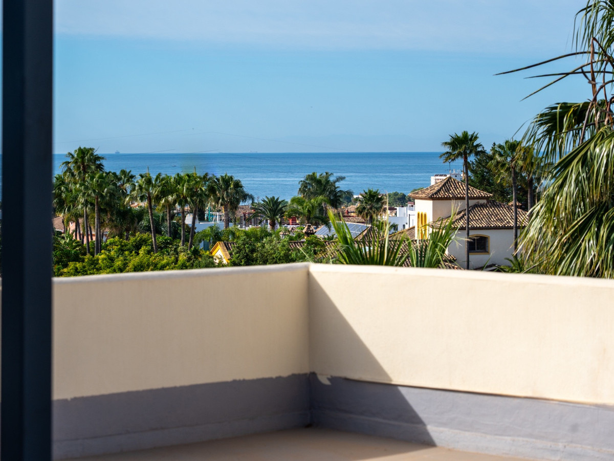 1 Bedroom Penthouse in Estepona - Photo 17