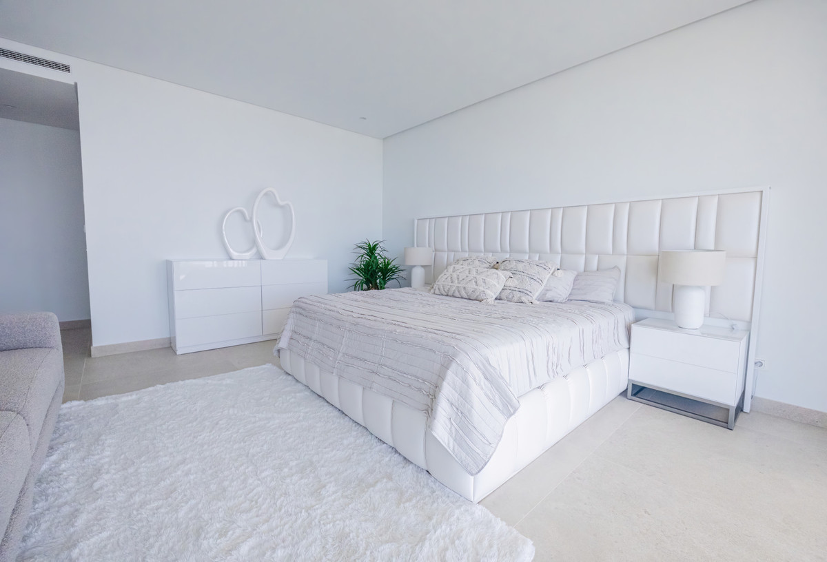 3 Bedroom Apartment in Benahavís - Photo 10
