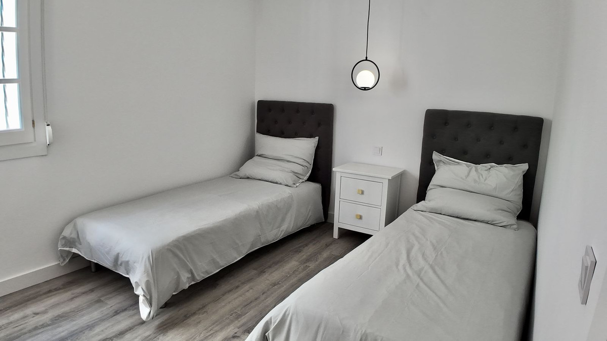 5 Bedroom Apartment in Benahavís - Photo 15