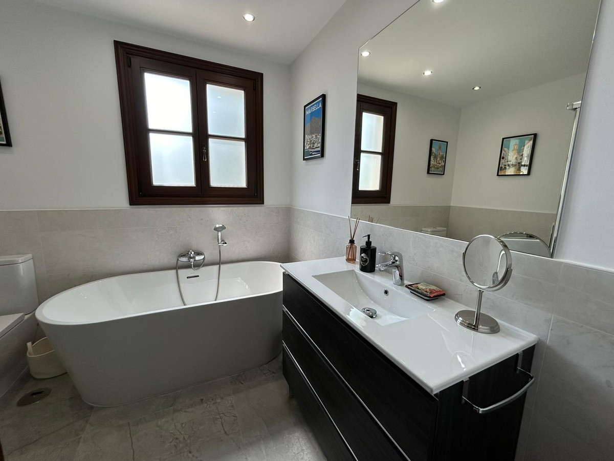 4 Bedroom Villa in Estepona - Photo 17