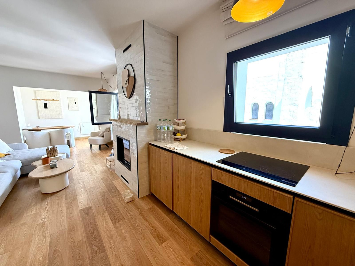2 Bedroom Apartment in Marbella - Photo 5