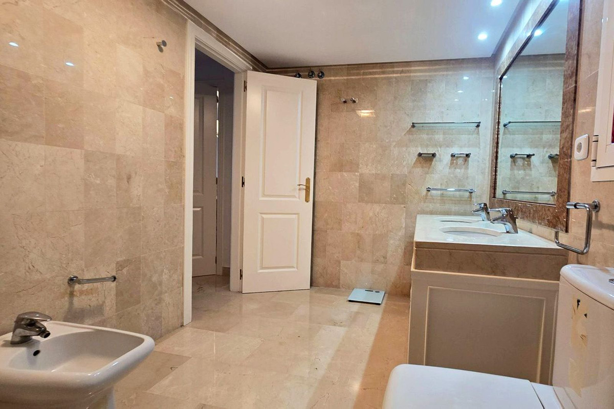 2 Bedroom Apartment in Estepona - Photo 15