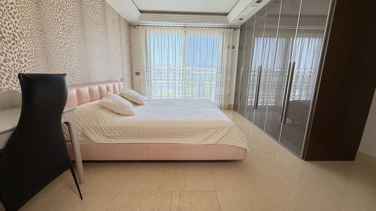 3 Bedroom Apartment in Benahavís - Photo 18