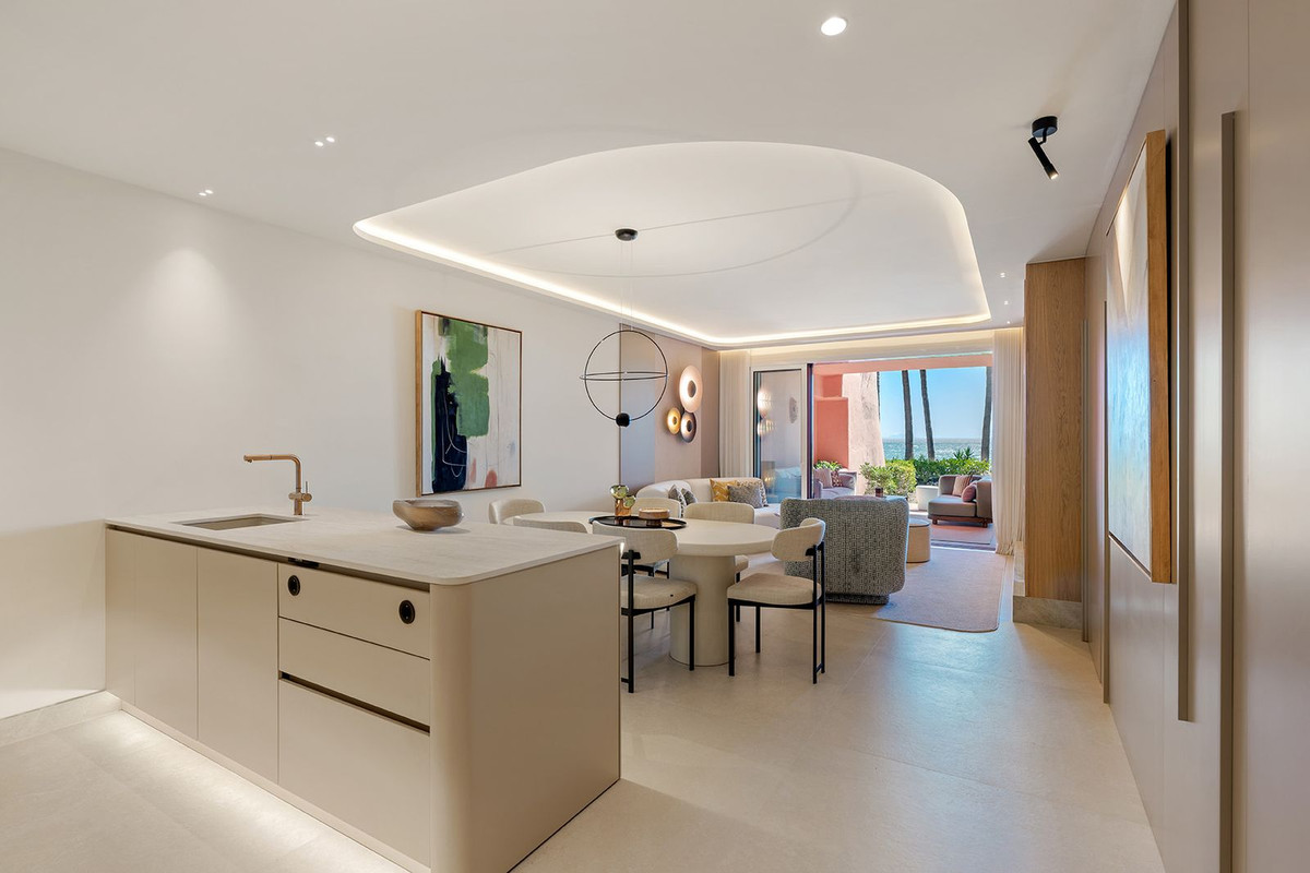3 Bedroom Apartment in Estepona - Photo 6