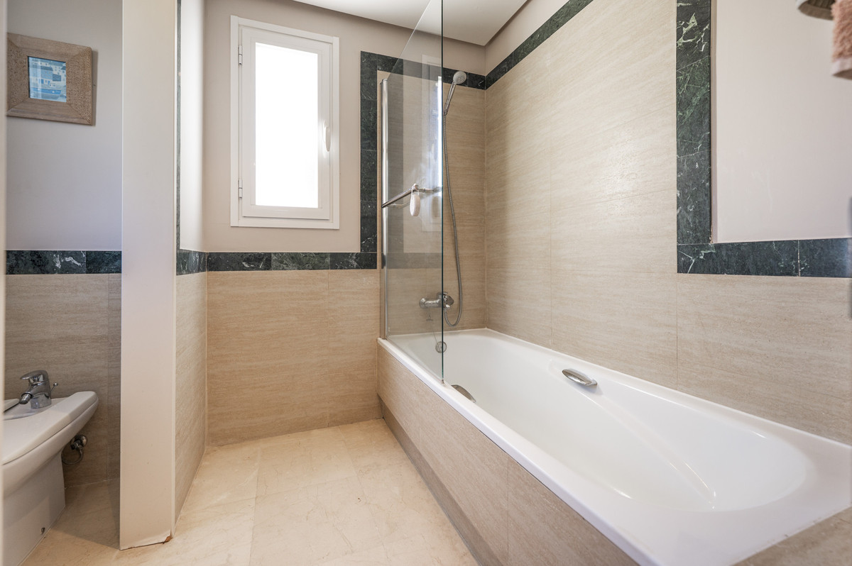 3 Bedroom Penthouse in Benahavís - Photo 17