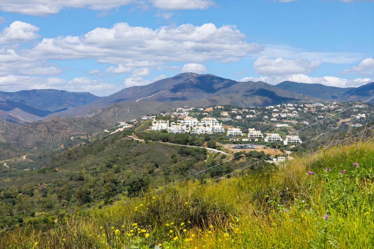 3 Bedroom Apartment in Benahavís - Photo 8