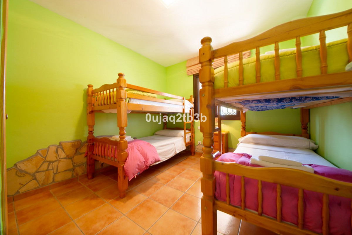 6 Bedroom Villa in Estepona - Photo 17