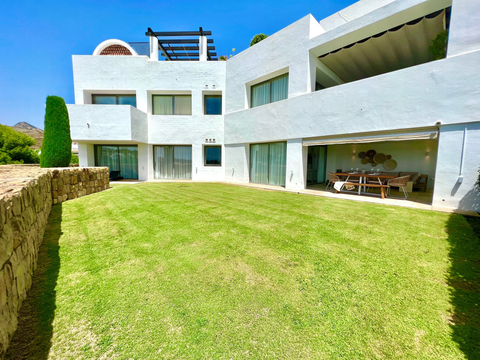 2 Bedroom Apartment in Benahavís - Photo 2