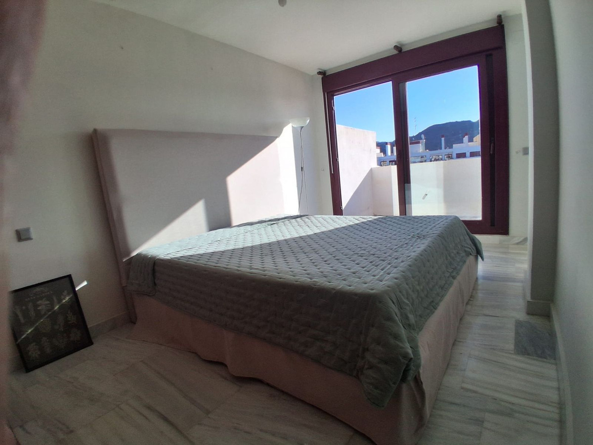 3 Bedroom Penthouse in Benahavís - Photo 8