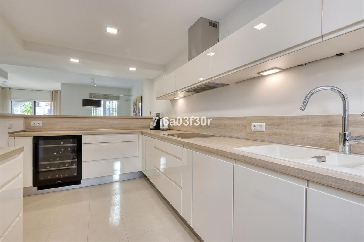 5 Bedroom Townhouse in San Pedro de Alcántara - Photo 7