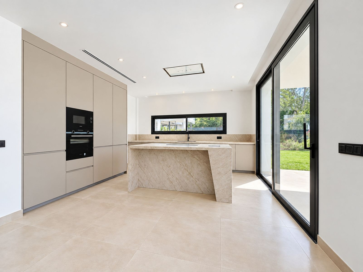 5 Bedroom Villa in Marbella - Photo 6