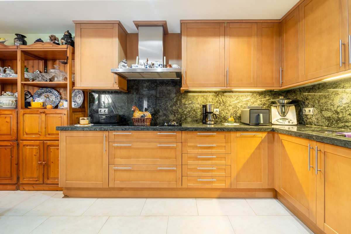 6 Bedroom Villa in Marbella - Photo 9