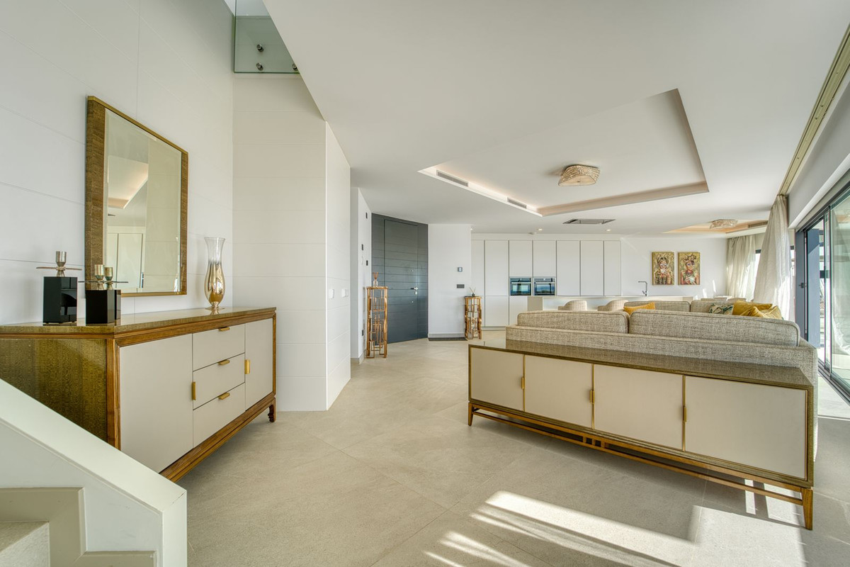 3 Bedroom Townhouse in Estepona - Photo 3