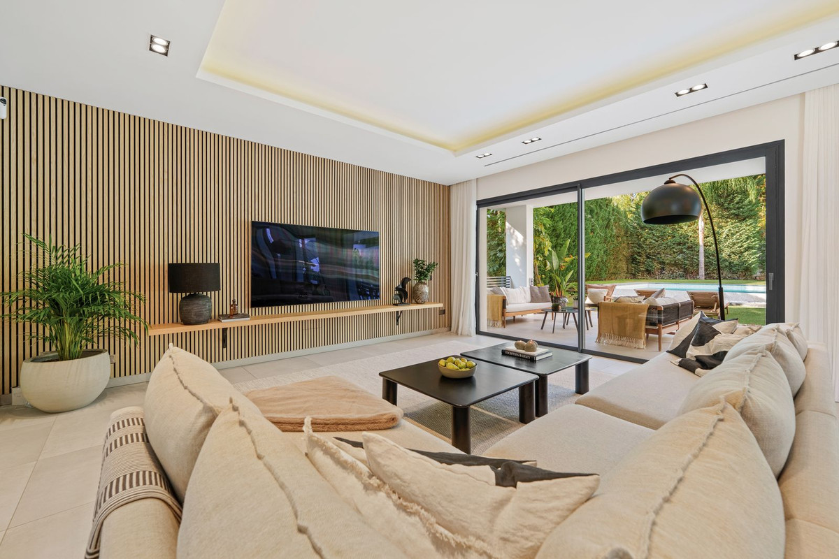5 Bedroom Villa in Marbella - Photo 3